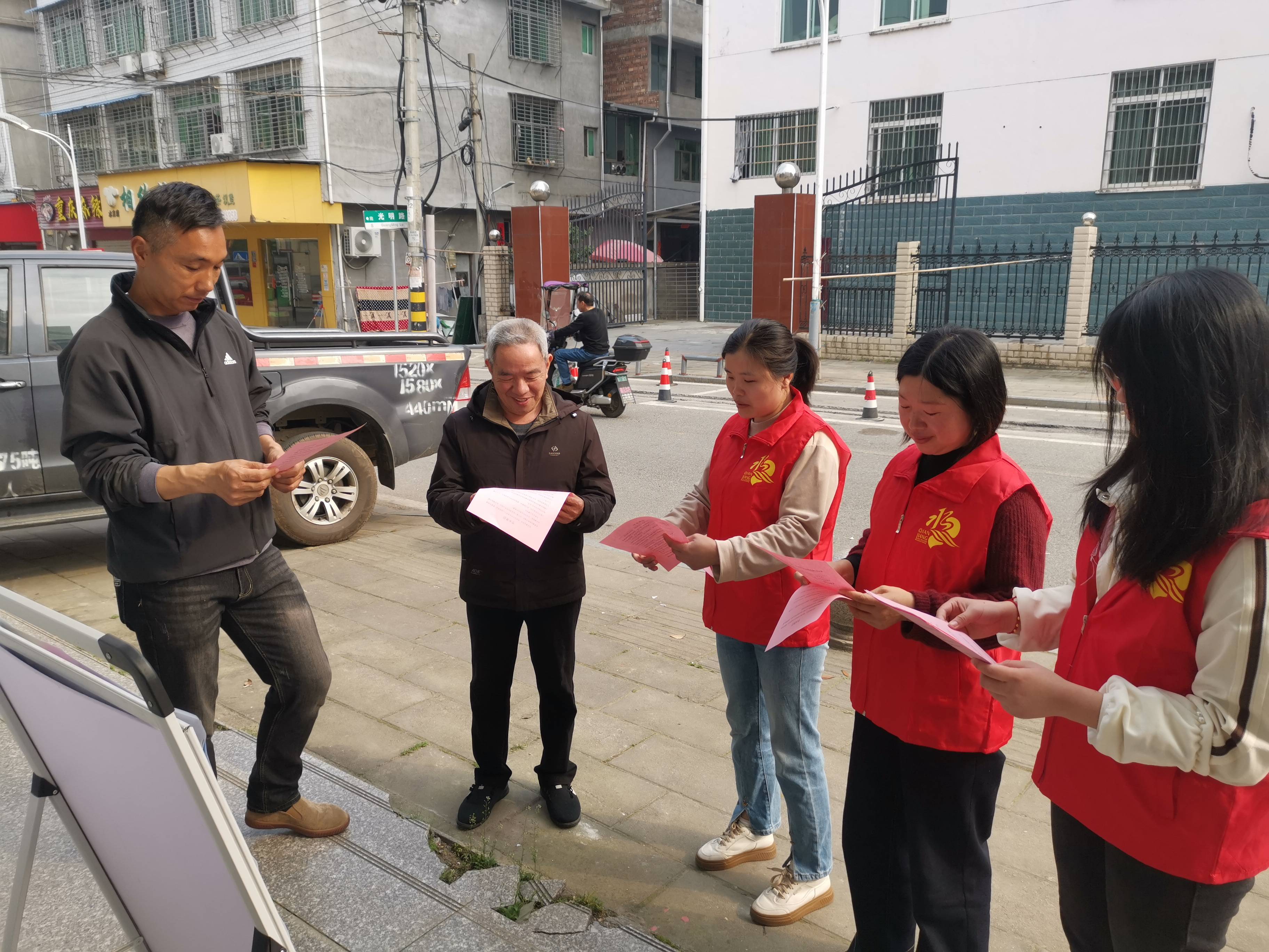 水吉自来水厂-发放宣传单讲解1(1).jpg