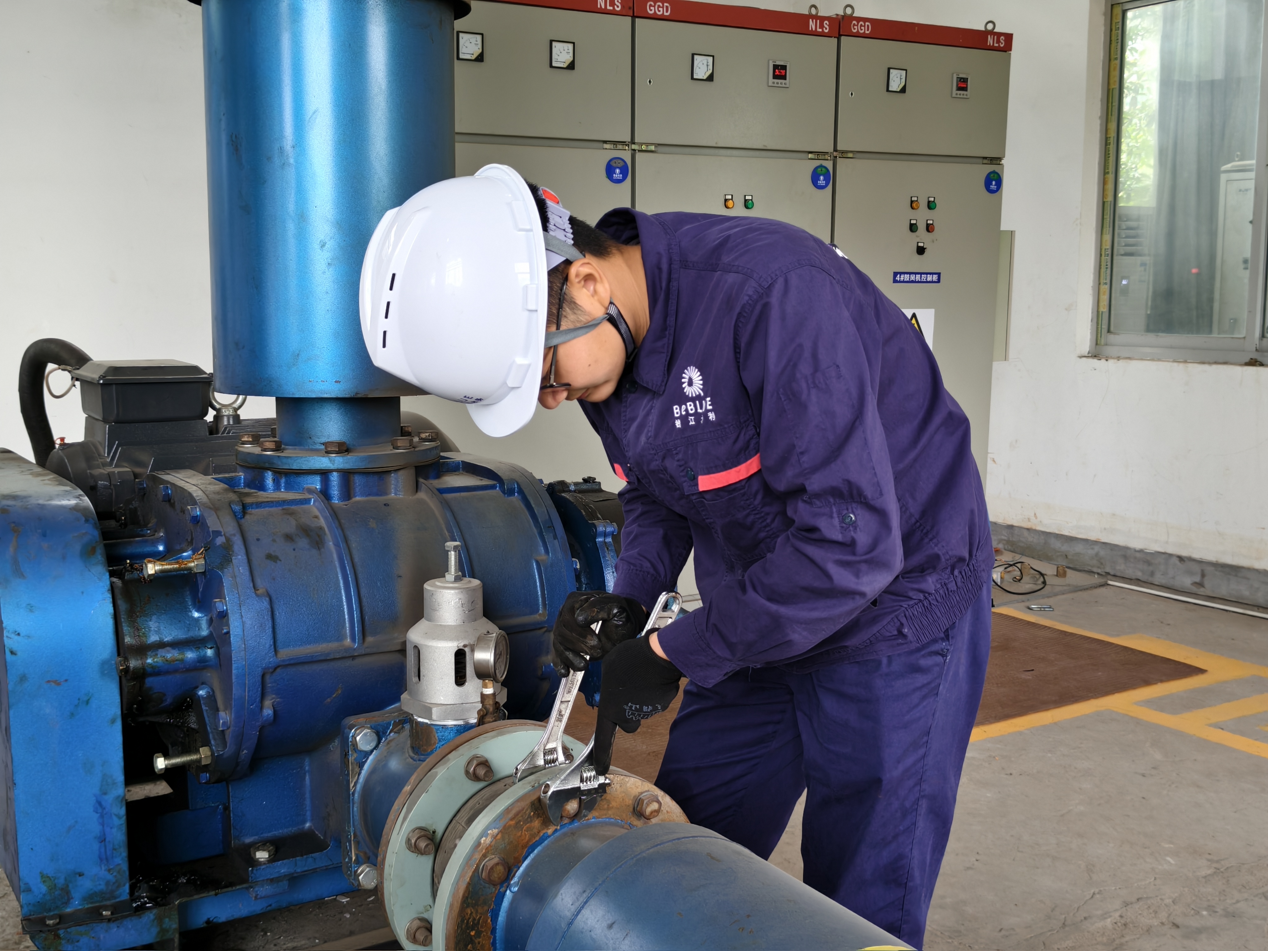 陈绮雯-《匠心筑梦 设备前的身影》-2025 年 4 月 25 日，于浦城县钱江水务污水处理厂，员工何傲投身设备维修检修工作。他身着工装、头戴安全帽，以专业工具为 “武器”，专注排查设备状况、拧紧每一颗螺丝。在这看似平凡的工作中，何傲用坚守与匠心保障污水处理流程顺畅，为城市水环境默默奉献。.jpg